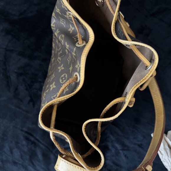 In Box Louis Vuitton bag! Never used - Picture 5 of 9